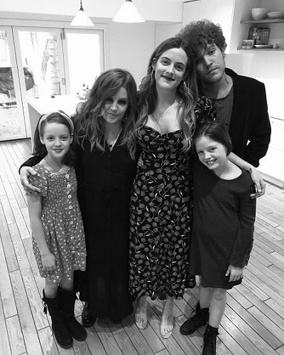 A picture of Riley Keough with her siblings and mother.